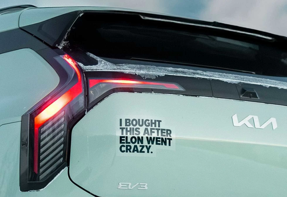 Kia with a sticker: „I BOUGHT
THIS AFTER
ELON WENT
CRAZY.“